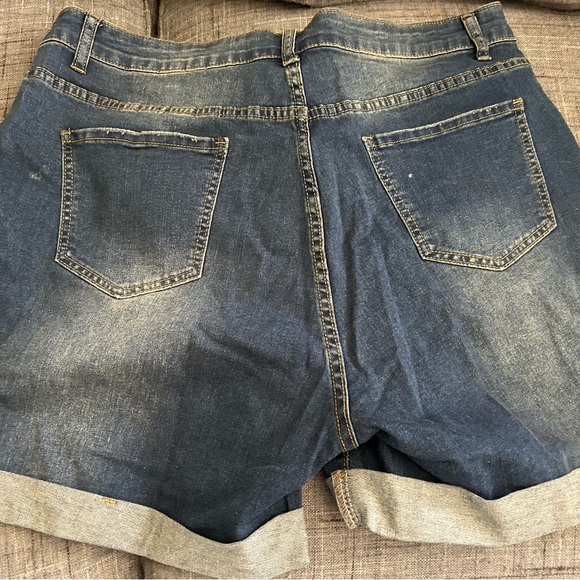 LIKE NEW NEVER WORN PLUS SIZE DENIM SHORTS Ritera Size 18 - Picture 2 of 2